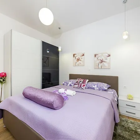Attractive In With Garden Apartamento
