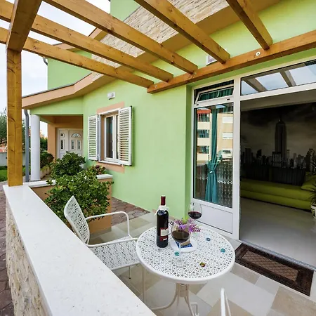 Attractive In With Garden Apartamento