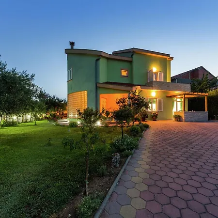Attractive In With Garden Apartamento Zadar