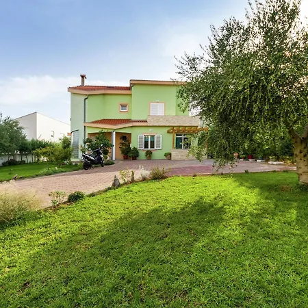 Attractive In With Garden Apartamento Zadar