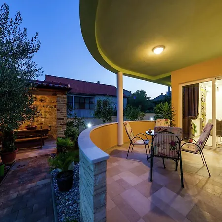 Attractive In With Garden Apartamento