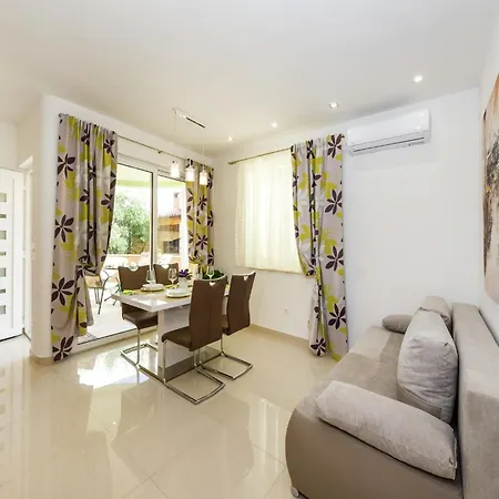 Attractive In With Garden Apartamento Zadar