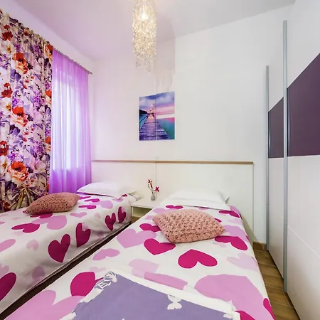 Attractive In With Garden Apartamento Zadar