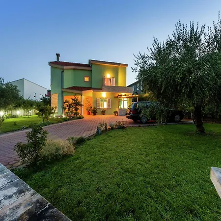 Attractive In With Garden Apartamento