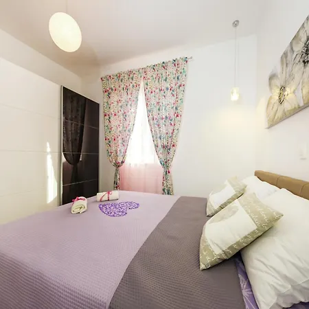 Apartamento Attractive In With Garden Zadar